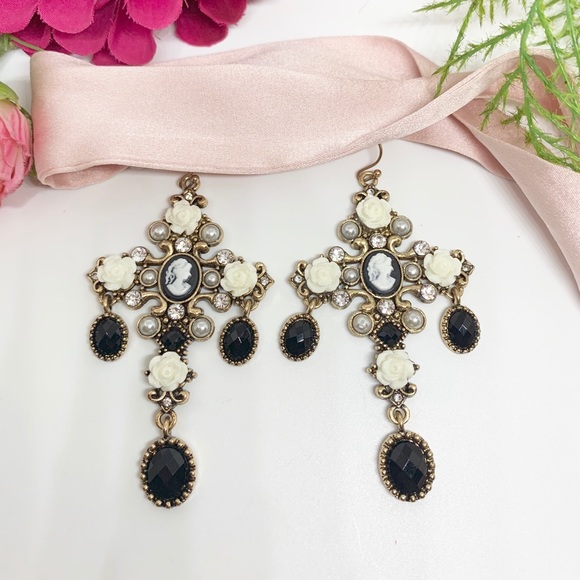 Jewelry - SALE⚜️Baroque Cross Cameo Earrings
